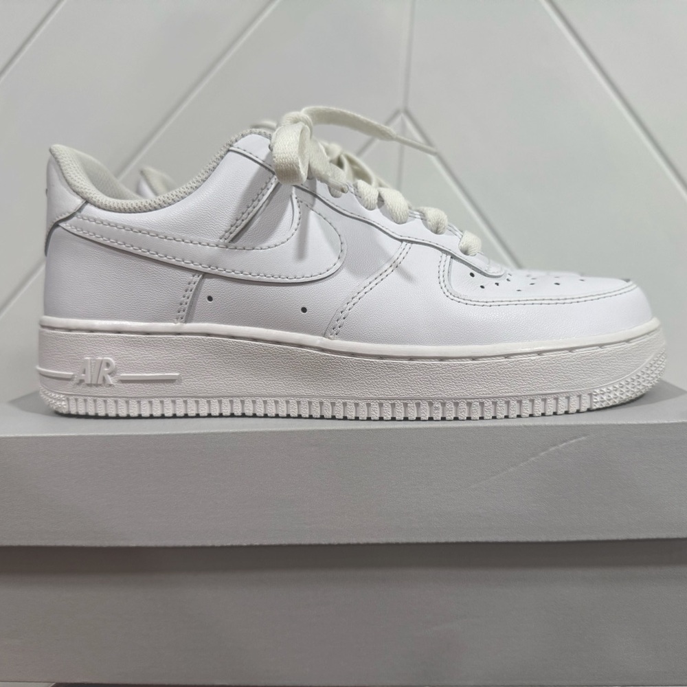 Women’s Nike Air Force 1 Shoes - Size 7.5 - White EUC